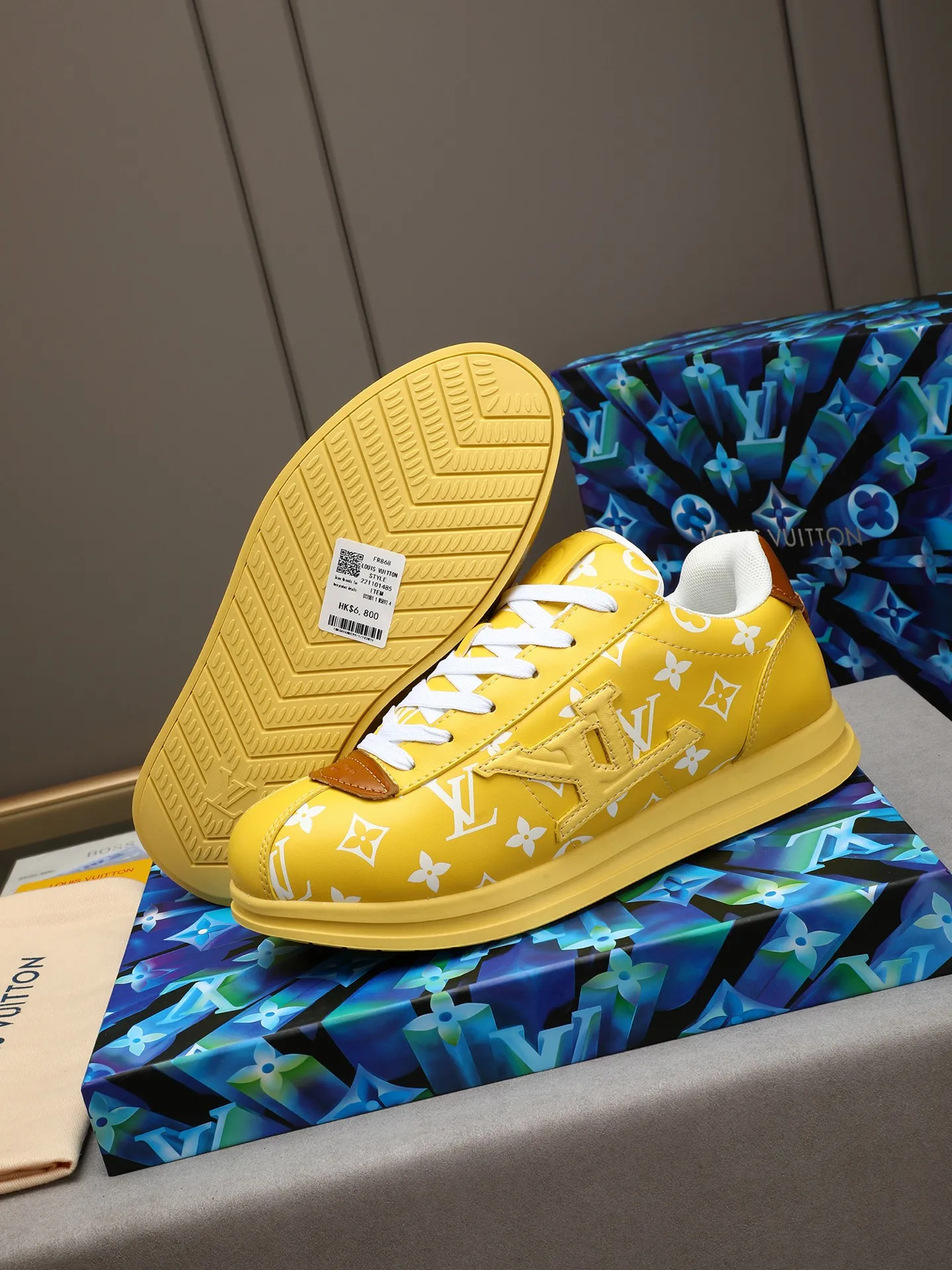 Men's Men's Shoes 💰500 LV Louis Vuitton L Jialu Brand Runner Tatic Series Thick-soled Casual Sports Shoes Running Shoes Original purchase, development, production This LV Runner Tatic sports shoe combines technical materials such as mesh fabric and ribbons to interpret the inspiration of traditional mountaineering shoes. LV letters are written on one side, the lariat buckle of the quick lacing system is embellished with Monogram flowers and Louis Vuitton logos, and the light and wear-resistant rubber outsole completes the whole. ▪️Fabric: Original imported cowhide + mesh ▪️Inner lining: Original customized breathable mesh ▪️Sole: Original open-molded anti-slip rubber combination material ▪️Size: Men's 40-44 (45 46 customized)